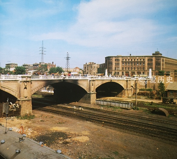 大连胜利桥,最早是沙俄建造于1899年左右的一座木结构桥,1905年日本