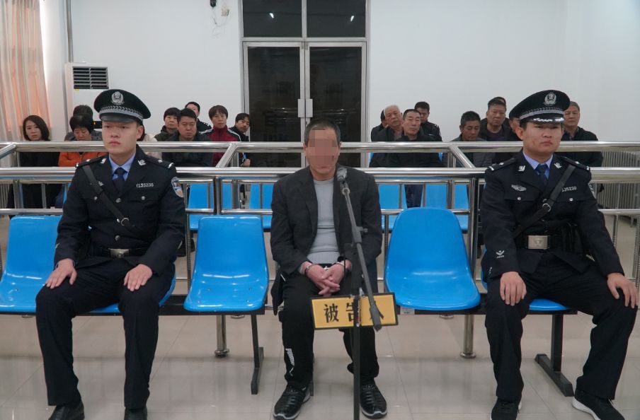 10月15日上午,涿鹿法院公开开庭宣判了一起涉黑案件,被告人刘建峰因犯
