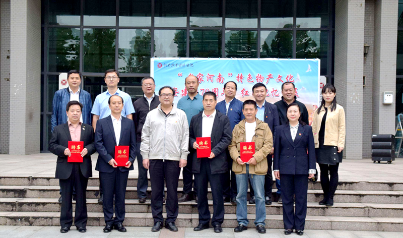 开幕式上,旅游学院党委书记李喜民为与会杨翔飞会长,史钧总编辑,季鹏