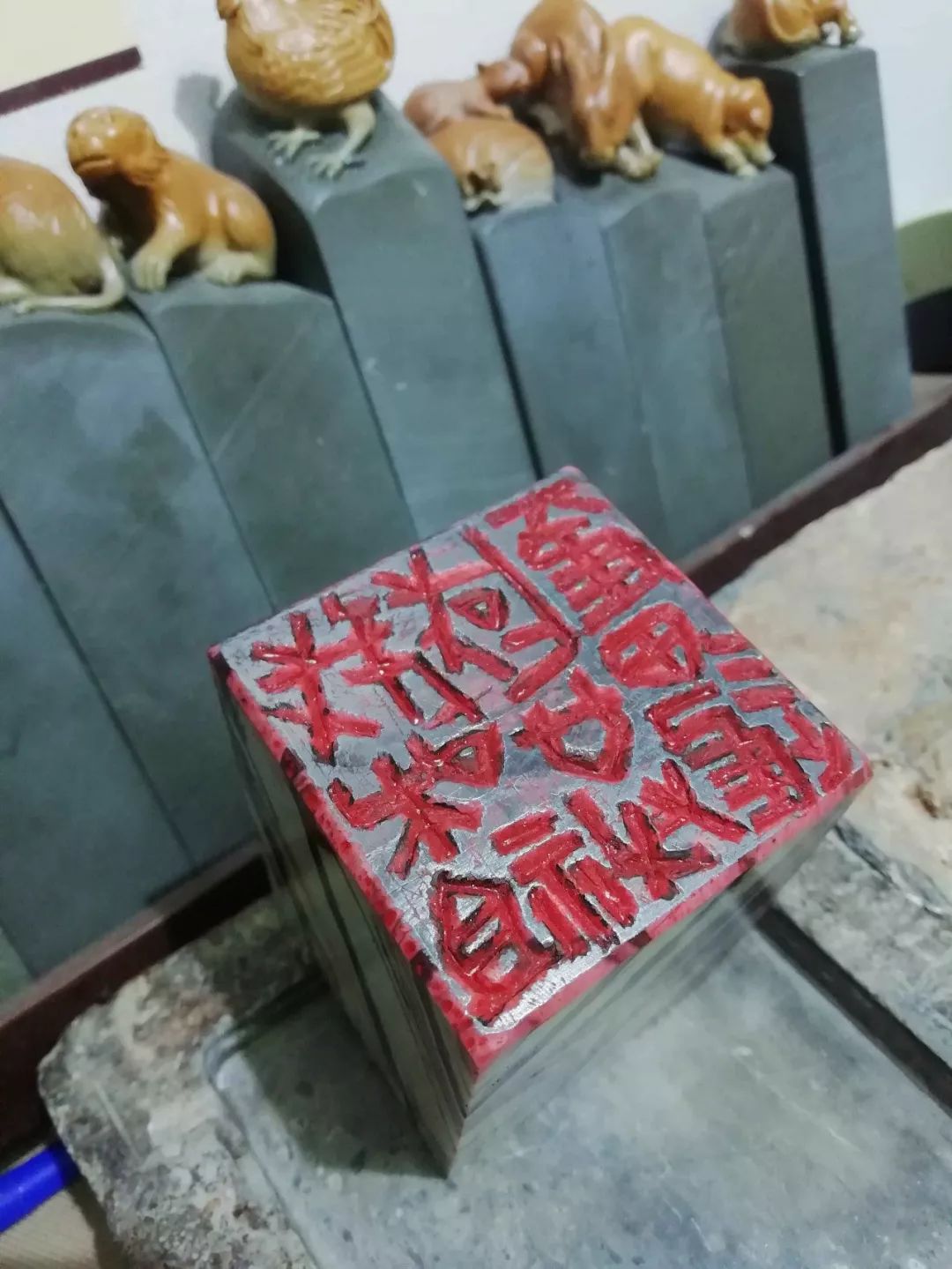 国网湖北电力十堰供电公司职工篆刻爱好者王波现场创作篆刻作品《我和