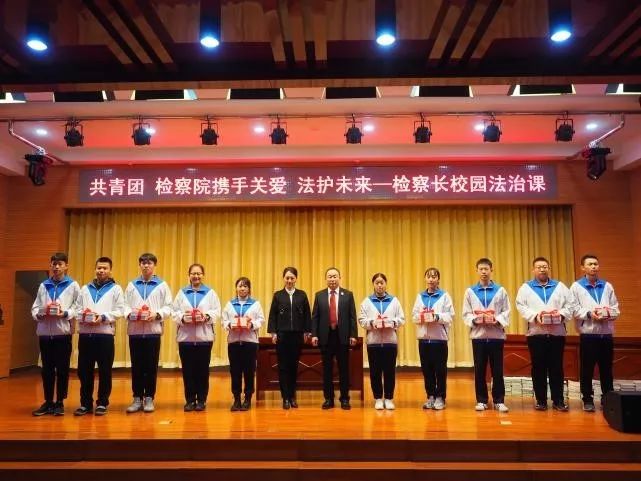 活动由市检察院检察长孙建民,团市委书记郝云涛为包钢一中学生赠书拉