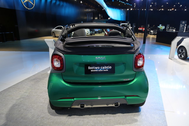 奔驰smart fortwo cabrio敞篷版 ,绿黑配色,专为城市用车而设计的,它