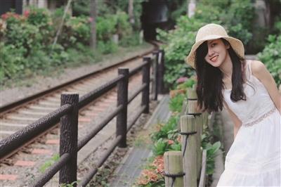 独眼女孩的自信人生:乡村小学支教被称"女神老师"