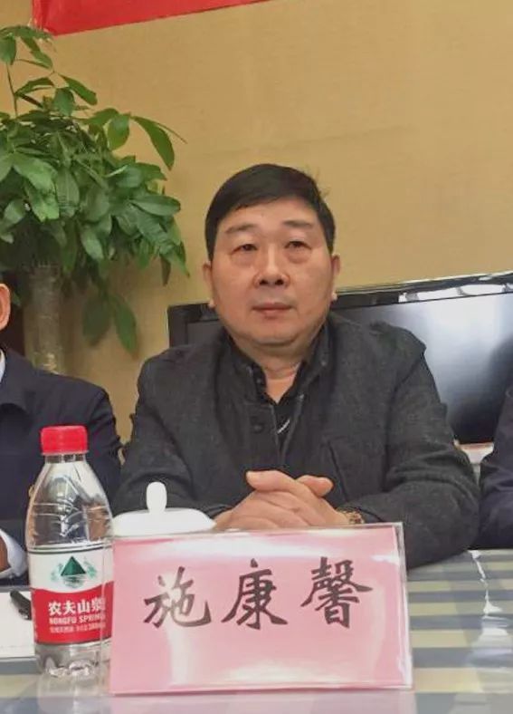 驻京联络处主任胡华在会上做了重要讲话,他说:成立北京九江企业商会