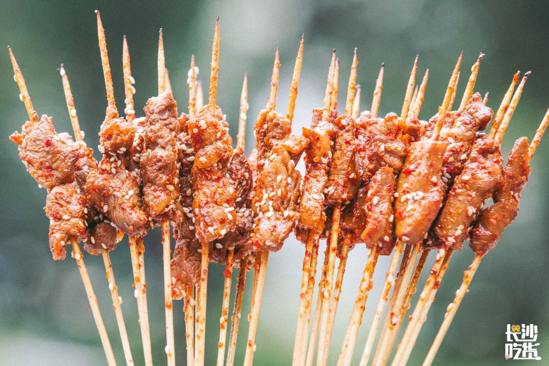 一道招牌烈火牛肉,4年来的累计销售量就高达12000000串.