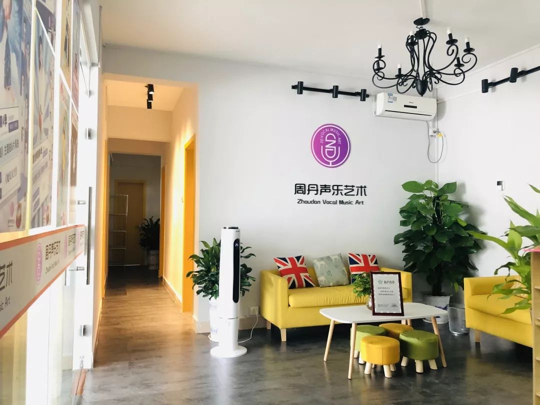 学校照片工作室正式成立于2019年,面积160平,其中设有三间声乐教室,一