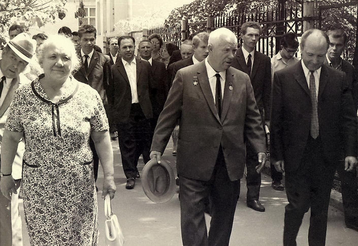 1956年10月19日,哥穆尔卡当选波兰一把手,同时,老一批委员被迫集体