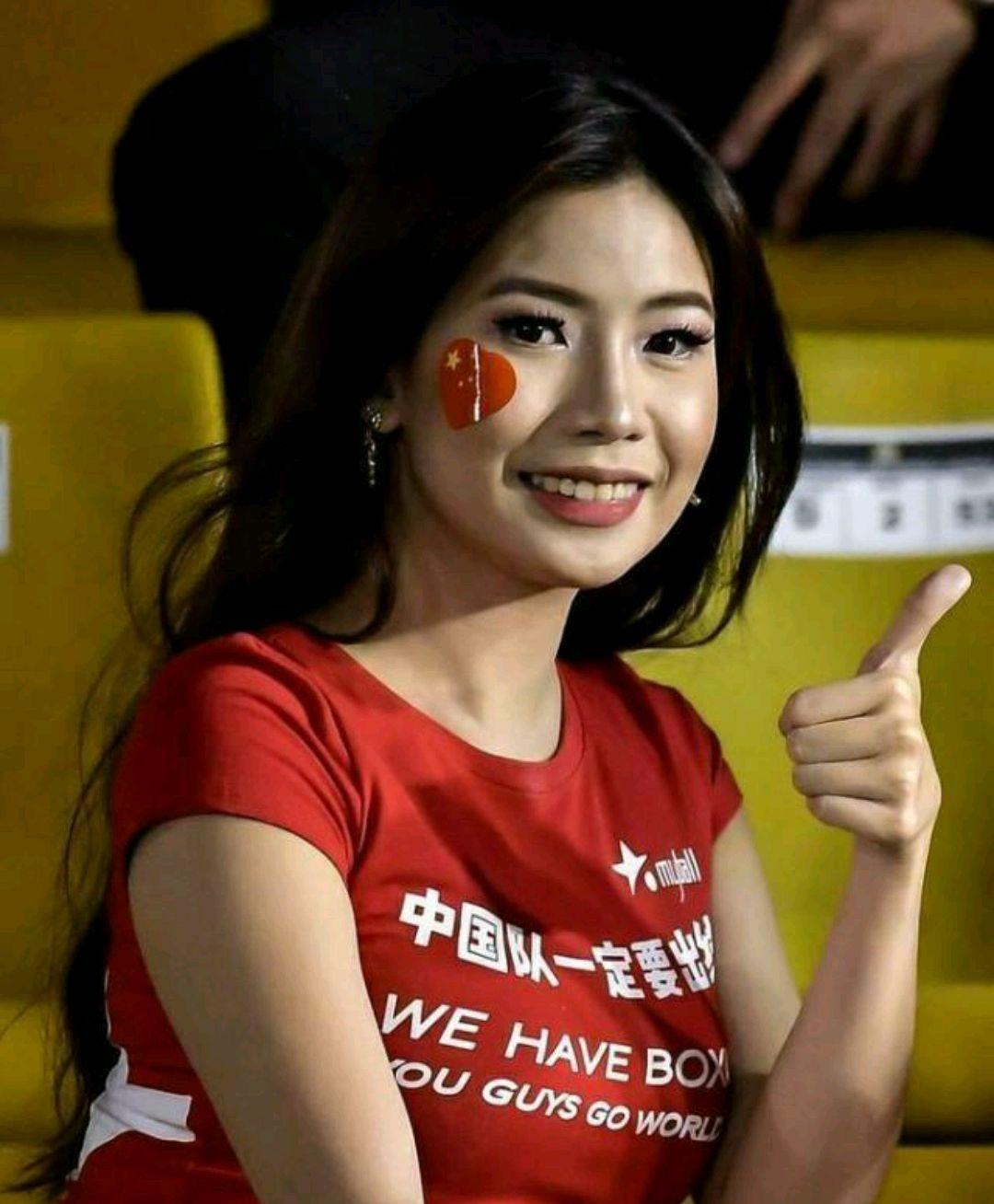 女球迷组团为国足加油,却是外国人模样_中国