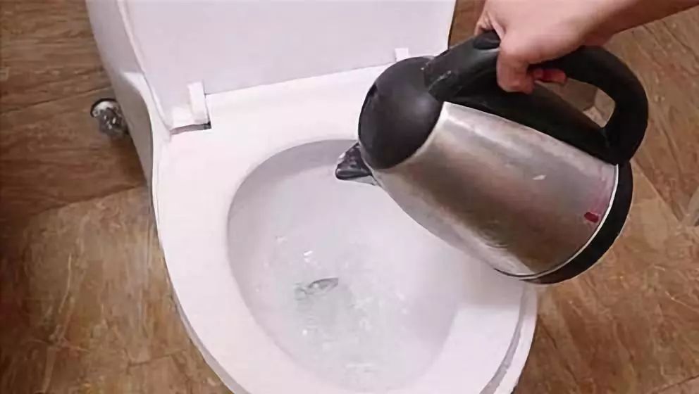 为什么住酒店时要在马桶里倒一壶开水?真相.