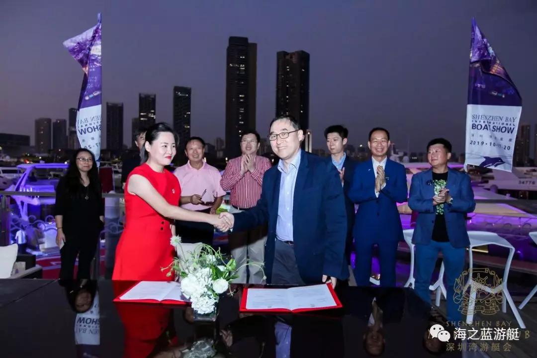 左:smc董事刘德琼女士,右:建设银行深圳市分行总经理王峥先生游艇会与