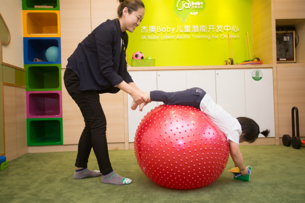 触觉感统训练:触觉是一种很容易被忽视的感觉,但是触觉对孩子的心理影