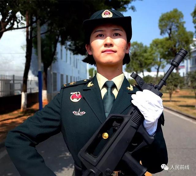 这位刚刚受阅归来的女兵一双修长的"阅兵腿"挺拔的军姿高挑的身材作者
