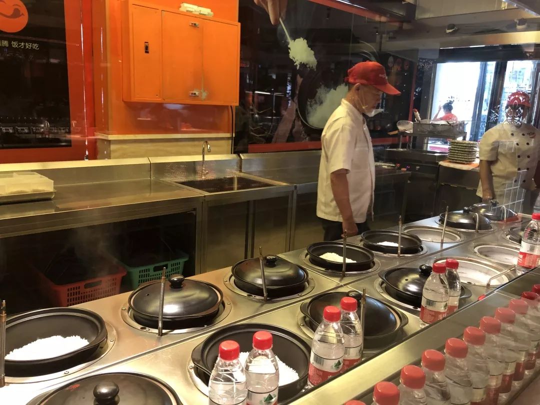 任你挑选池中活鱼最自信的剁椒鲜鱼头任你随意闯进厨房最自信的店家