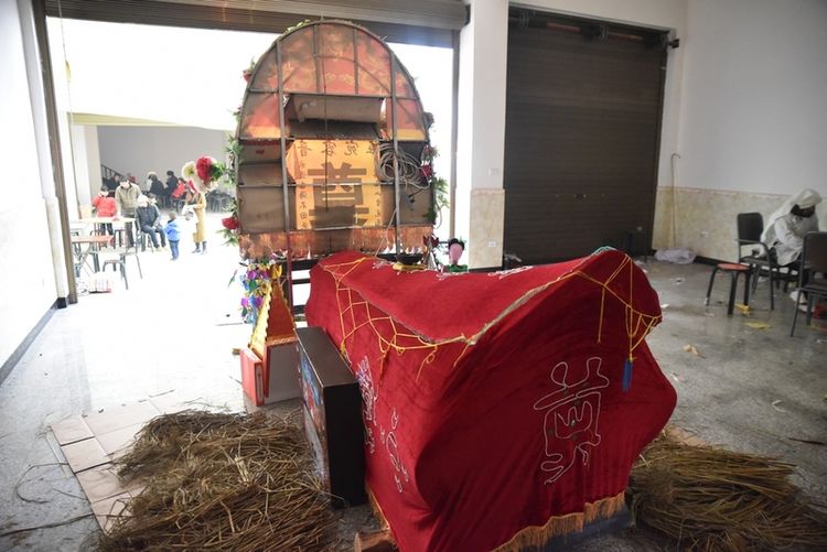 所以不但老人生前要尽孝,老人去世后,仍然要在每年的清明,鬼节和春节