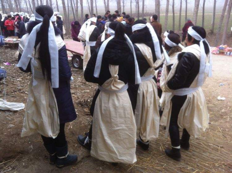 现代丧事一般不发请柬,是否前往吊丧可根据个人情况决定.