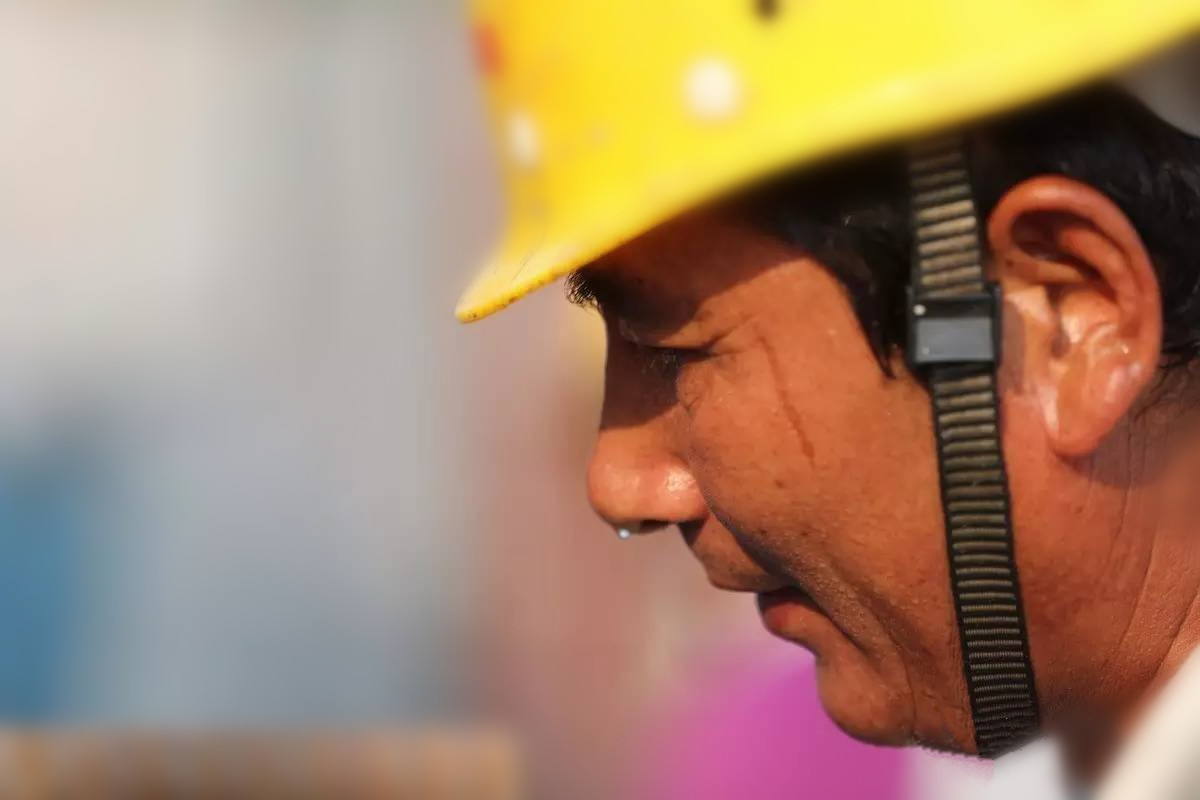 镜头下高温炙烤中的辛勤劳动者顶着太阳也要把工作做好