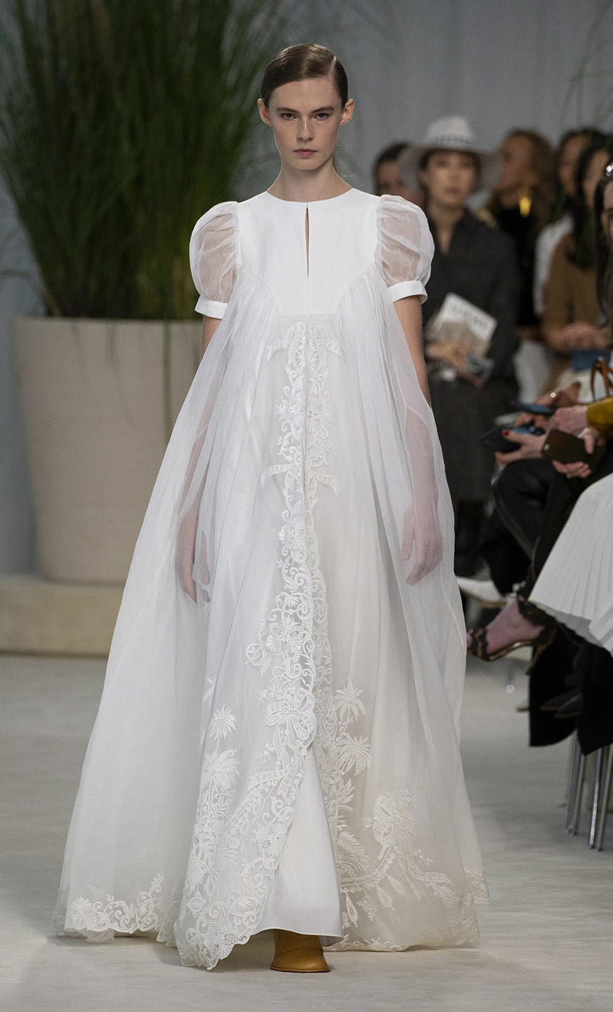 打破白纱的一成不变:2020春夏成衣秀上创意十足的类婚纱款