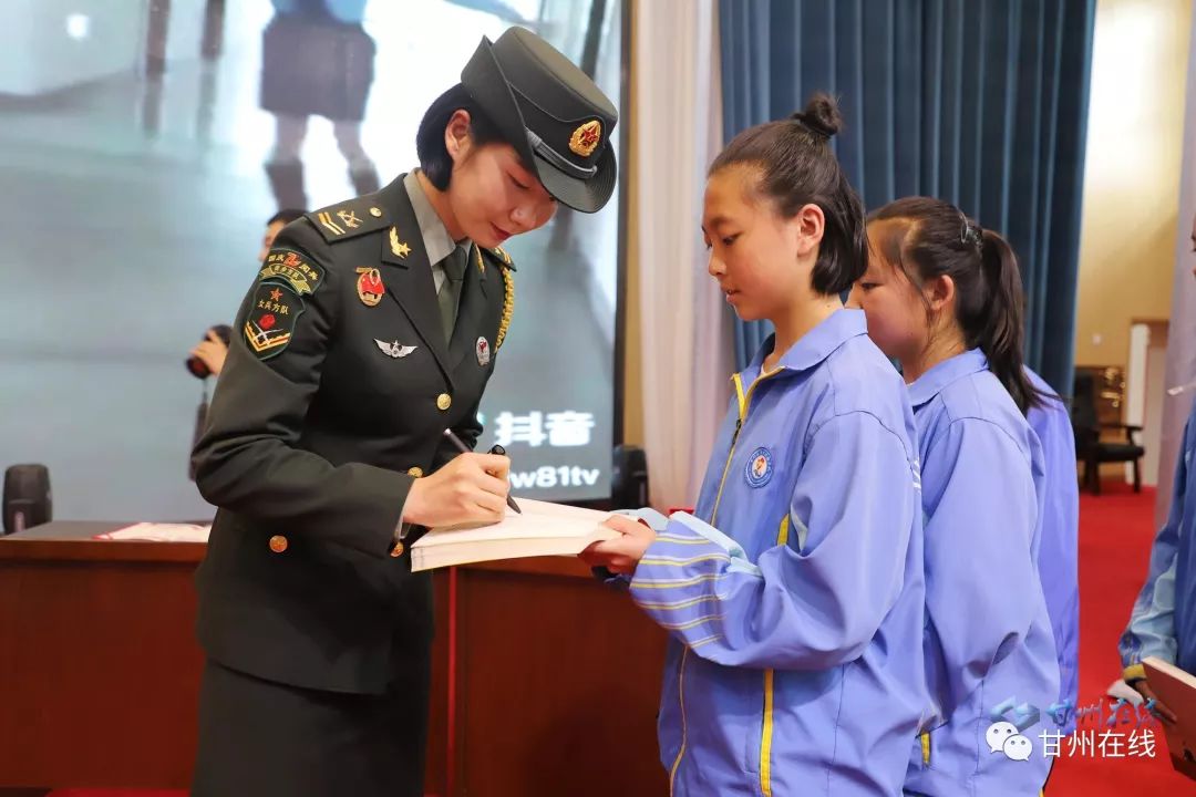 尹晶蕊踏上了阅兵的选拔之路,与陆海空火战略支援和武警部队的女兵