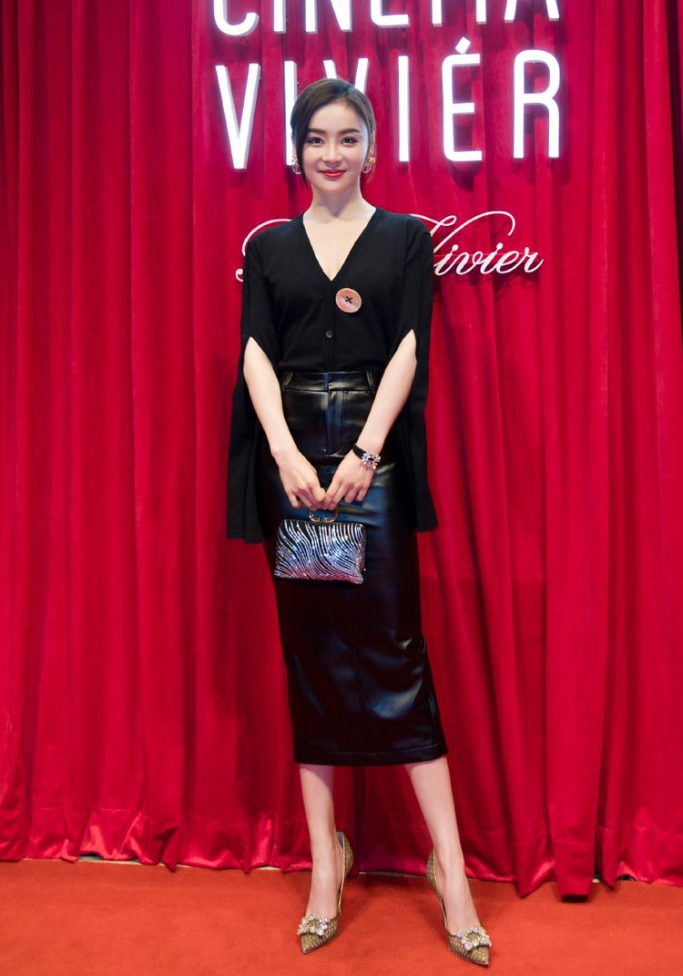 原创今年秋冬流行穿皮的袁姗姗用针织衫配皮裙美得优雅又高级