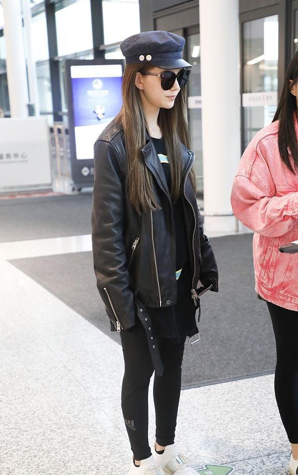 昆凌现身机场 全身黑装一路娇笑不停