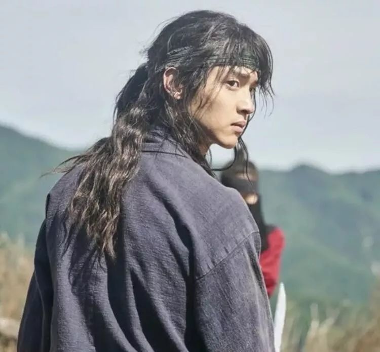 哦忘了,剧中男主的男装一般是酱紫 ↓颇有张根锡当初在《黄真伊》中的