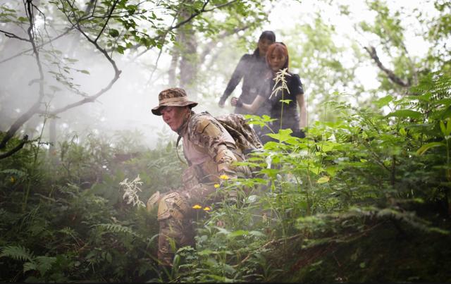 有网友发了一组照片,拍到山上竟然出现一些巨型键盘