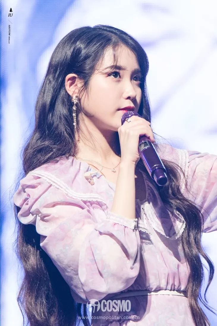 iu的蓝发色会比黑色美我可不这么认为