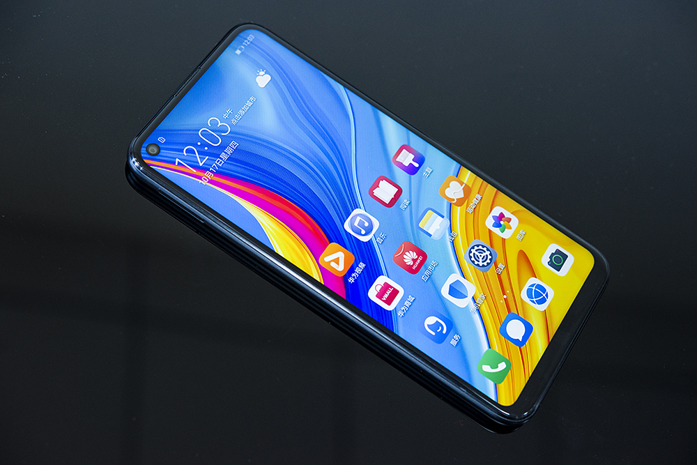 华为畅享10图赏全息幻彩带来五彩斑斓的黑