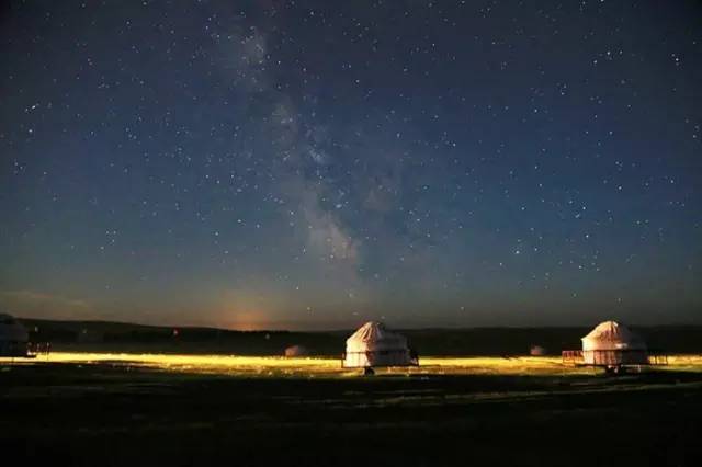 美丽大草原的夜景图片