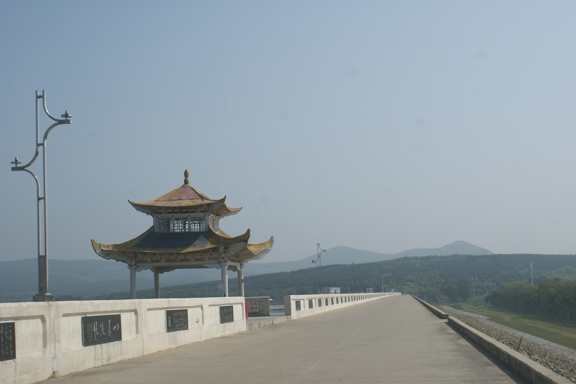 将军湖原名叫青年水库,它位于黑龙江省密山市北侧13公里处,是1958年