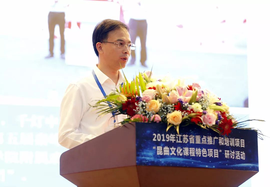 炎武小学校长黄仁华,千灯中心小学校校长陈春明分别进行了课