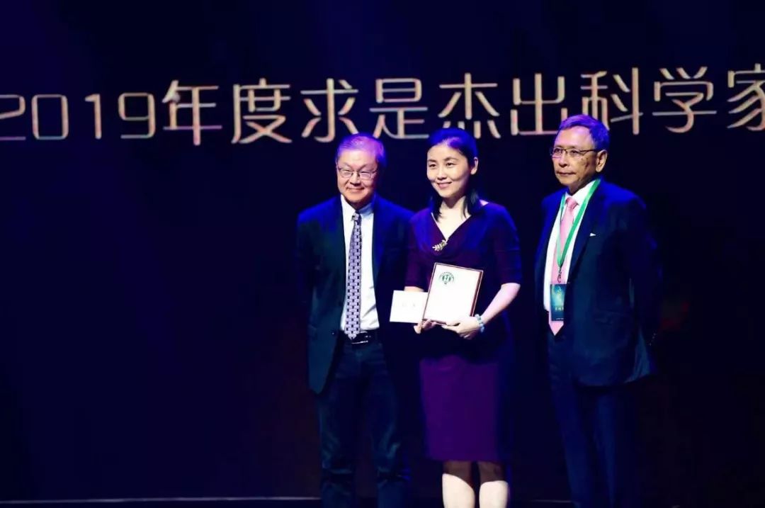 杨振宁获求是终身成就奖颜宁现场追星