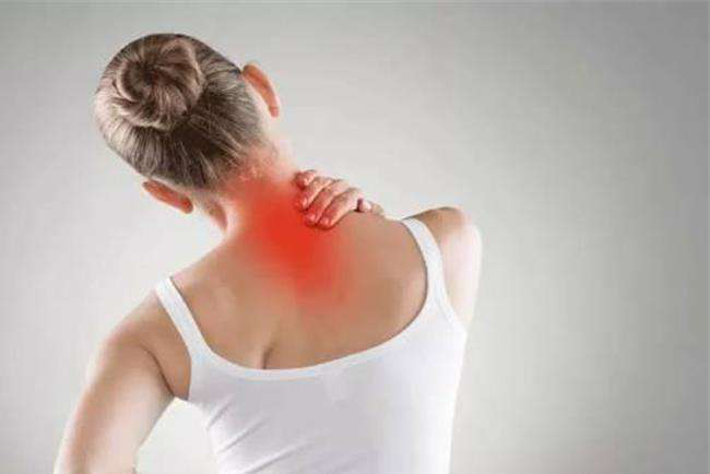 女性后背脊椎中间疼图片