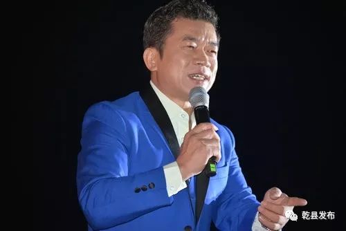 歌手陳星登臺演唱的《離家孩子》,《流浪歌》,似乎撥動了心中的那根弦