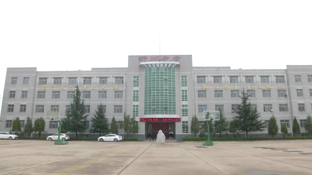 野川中学教师 孔来生:以前的孩子们都是睡得土炕,教师的桌凳缺胳膊少