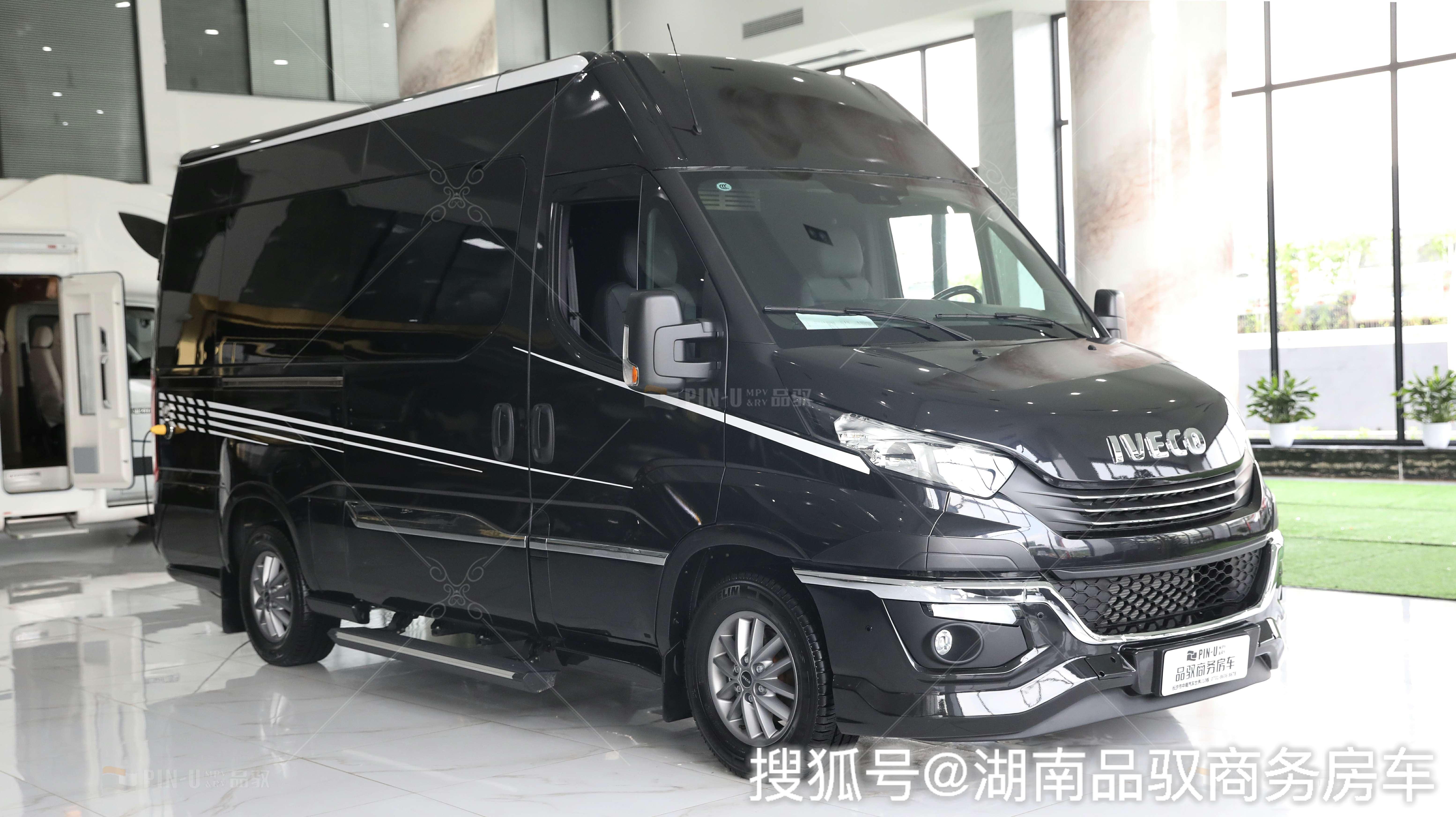 進口依維柯九座商務車,阿斯頓馬丁同款變速箱,提速快還省油