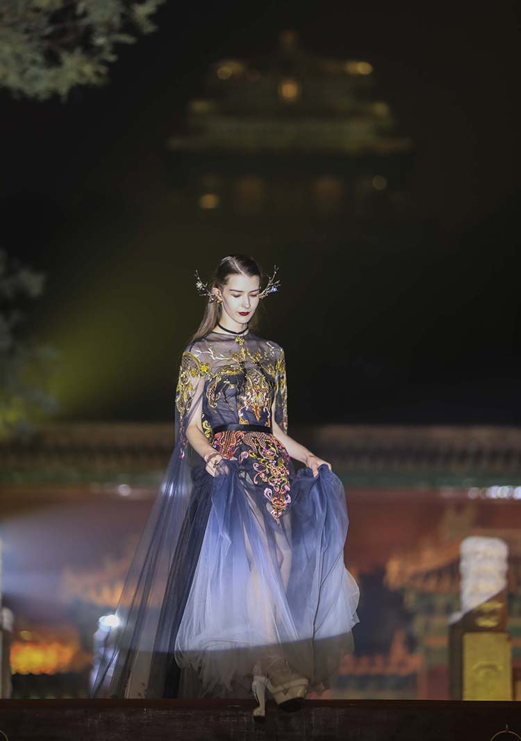 "敦煌遗韵"上演 中国非遗服饰秀亮相景山寿皇殿