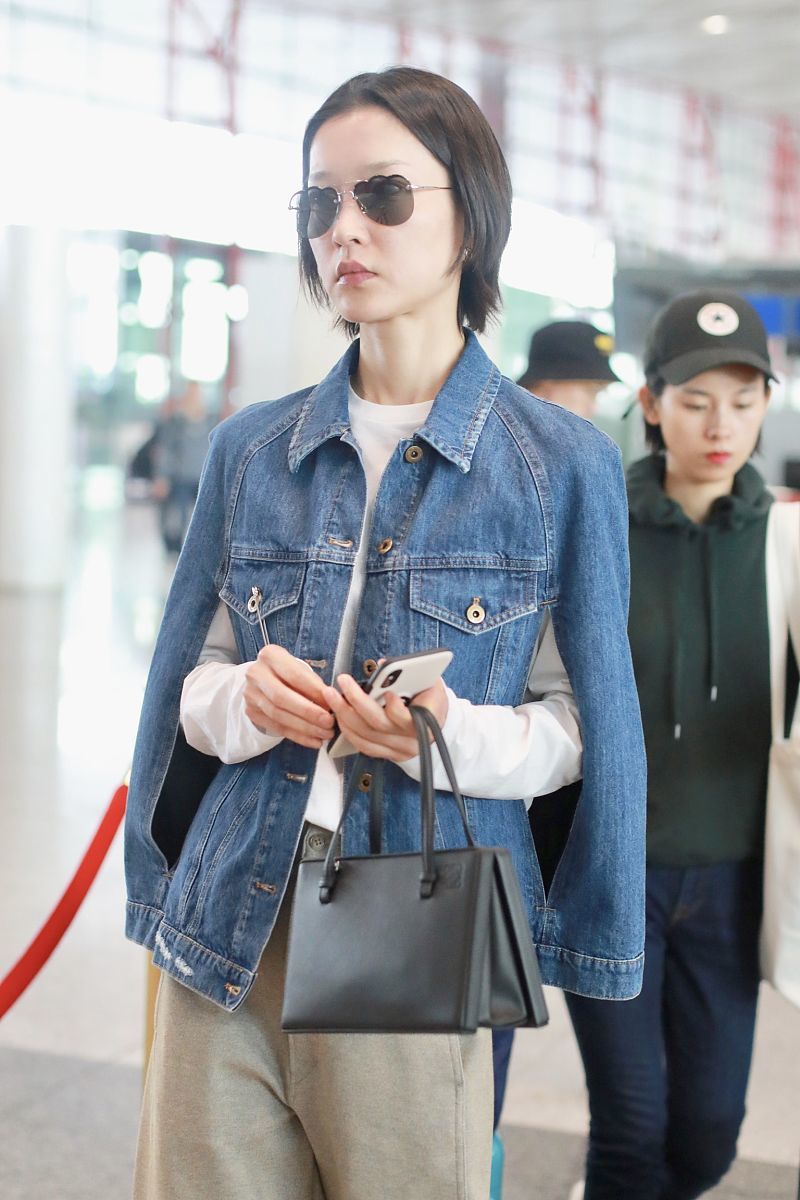 在近几天现身机场的杜鹃造型就很是吸睛了,依然是清爽干练的短发,脸上