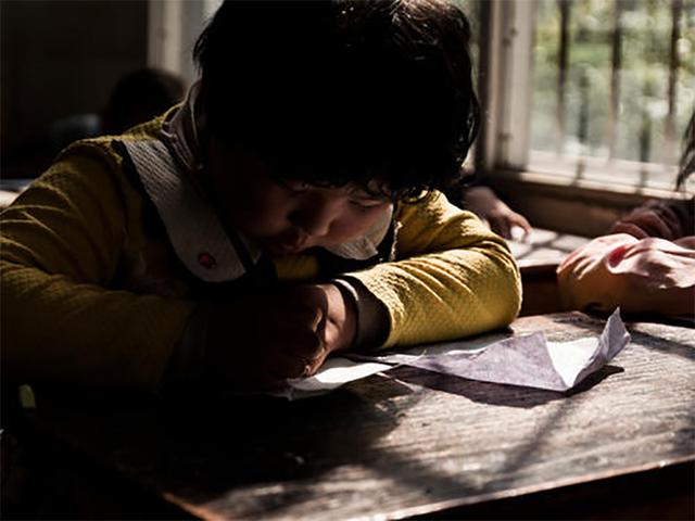 原创孩子背着麻袋上学贫穷不是错但别让孩子穷到骨子里