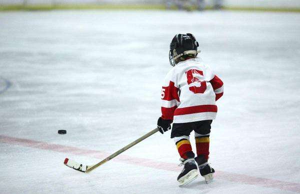 8岁男孩爱上冰球运动夺国际大赛冠军当最佳前锋