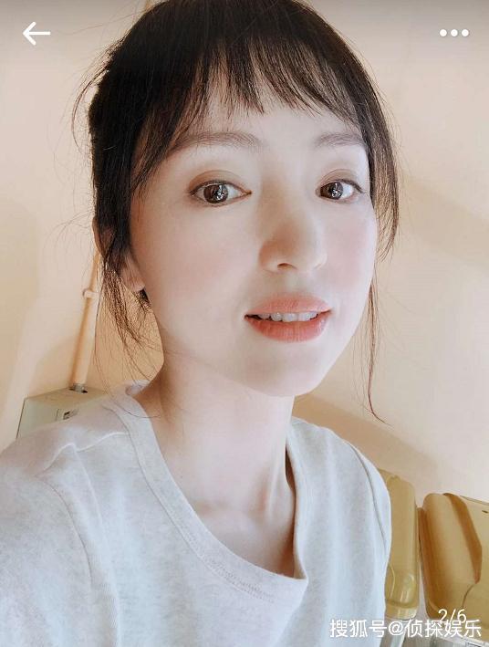 原创董璇晒自拍皮肤白嫩碎刘海丸子头超减龄离婚后瘦了不少