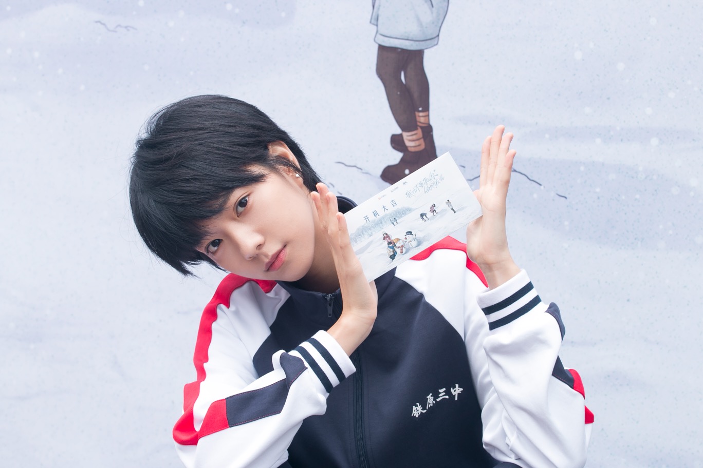 在剧中,由00后小花庄达菲饰演的高中生"李进步"拥有一头利落短发,她