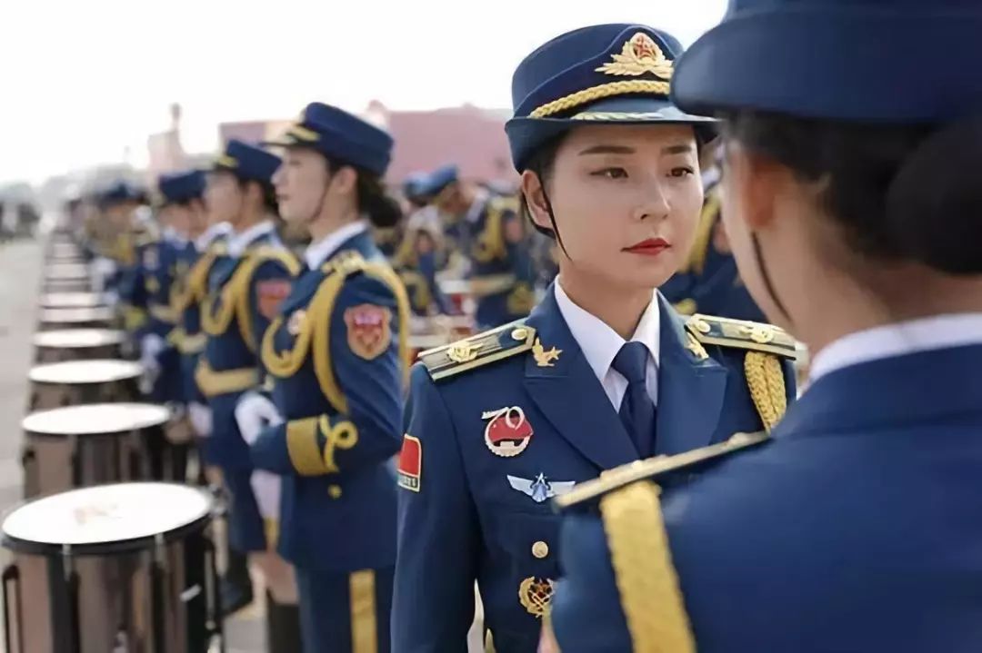 解放軍聯合軍樂團女團員為演奏做準備這次閱兵空中梯隊領隊機梯隊中