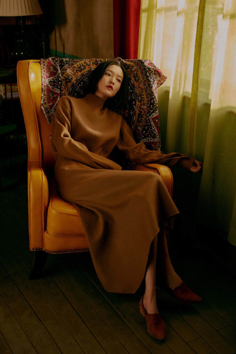 37岁杜鹃表情冷漠穿个性牛仔外套现身,衣着简朴也能穿出超模范