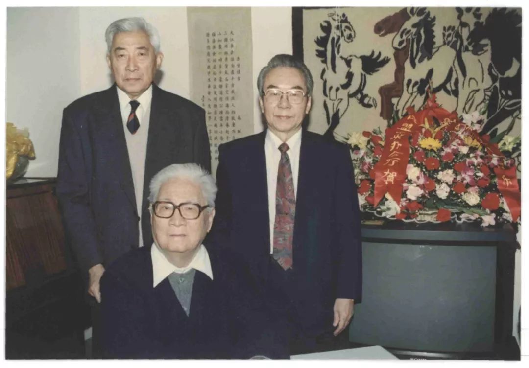 1998年1月,丁石孙向叶笃义祝寿.前:叶笃义,后左:丁石孙,后右:吴修平.