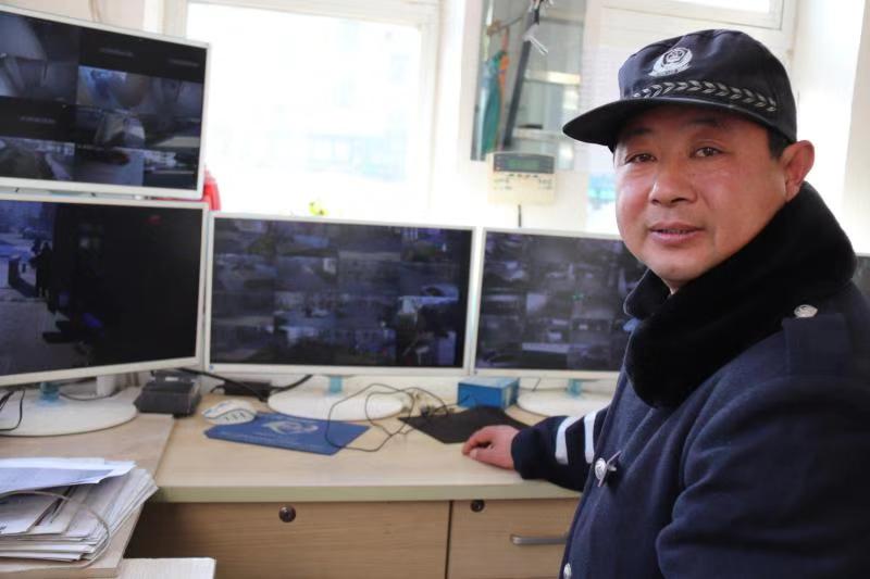 在莱西市滨泰岭南峻景小区,经常能碰到一名身着保安服的中年男子,他