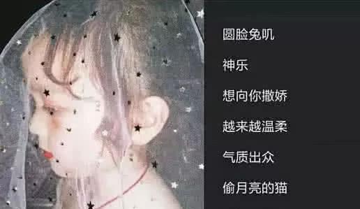 1,小姐姐这是在穿着棉袄那个时候还是冬天,也是非常的冷清的,操场上也