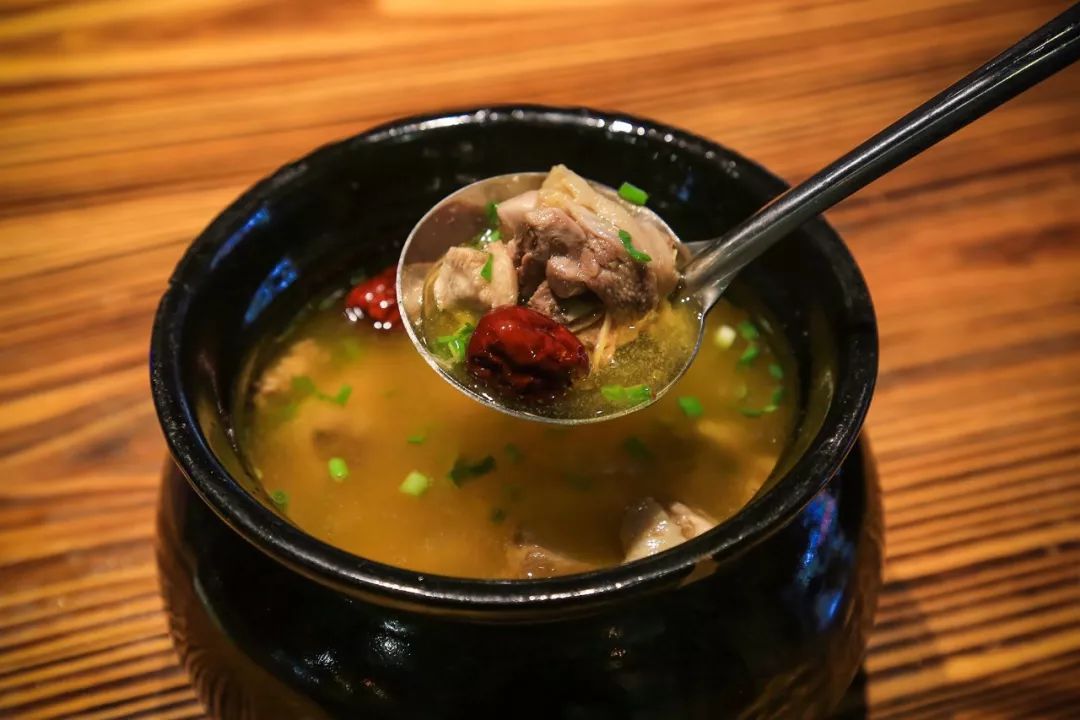 特色瓦罐煨出的土鸡汤汤色清亮,汤汁鲜美里面还有满满一罐鸡肉哦!