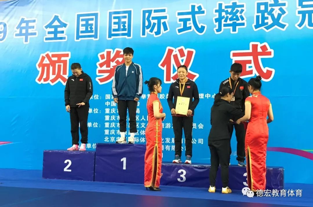 真棒德宏籍运动员龙佳获全国摔跤冠军赛金牌