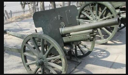 九四式山炮虽然用的炮弹还是75毫米口径,但是炮管明显不一样,九四式的